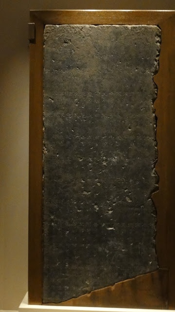 1922年出土《魏三體石經》殘石現狀，北京國家圖書館藏。