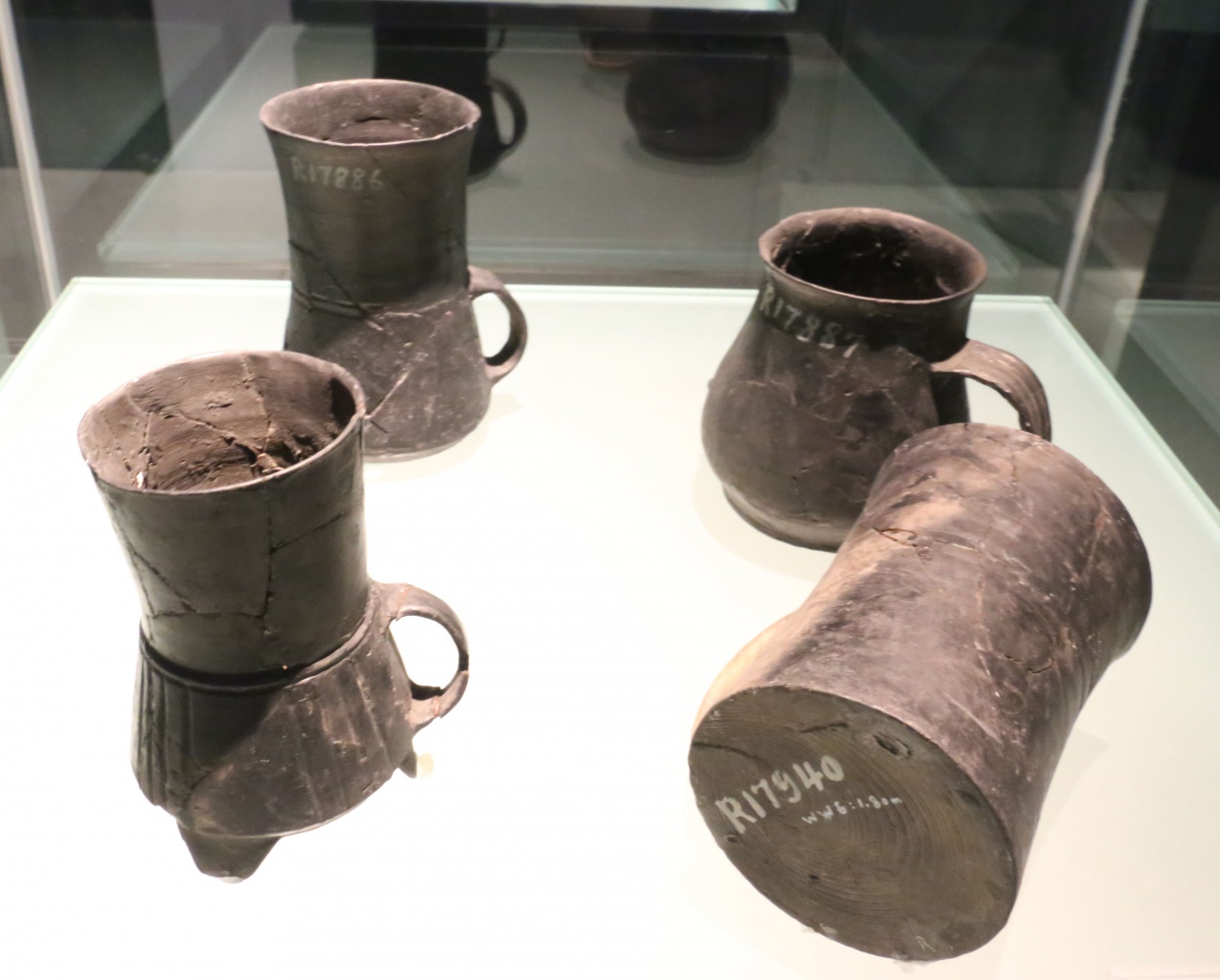龍山文化區展示的各式杯形器