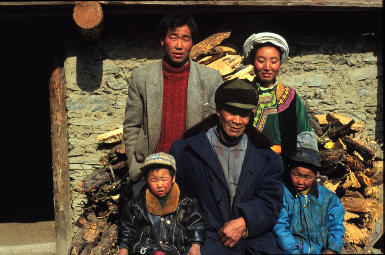 當代羌族家庭照──傳統的女性與現代化男性