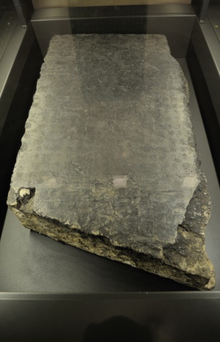 1922年出土《魏三體石經》殘石現狀，河南洛陽博物館藏。